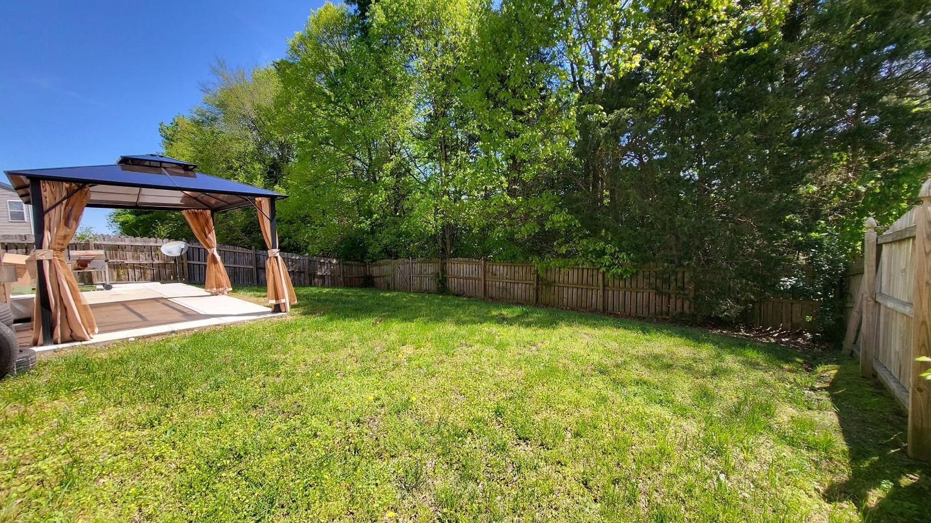 Spacious 4 Bdrm Fenced Yard With Garage Holiday home Charlotte