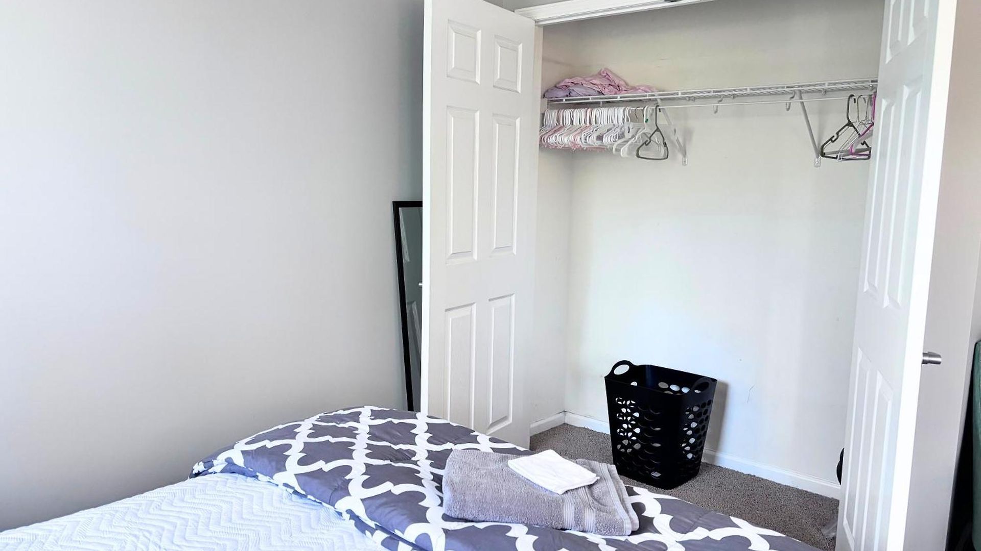 Holiday home Spacious 4 Bdrm Fenced Yard With Garage