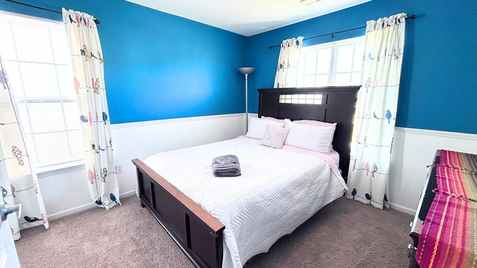 Spacious 4 Bdrm Fenced Yard With Garage