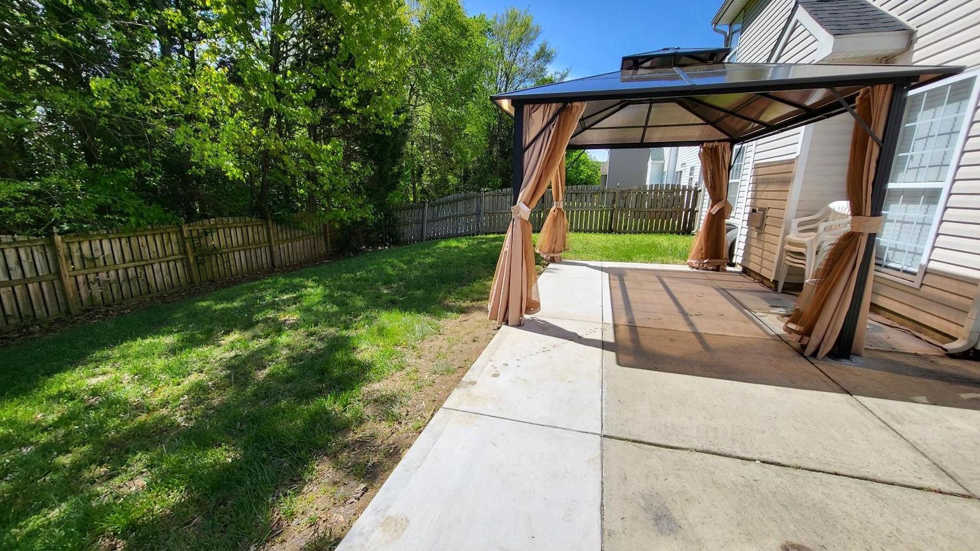 Spacious 4 Bdrm Fenced Yard With Garage Holiday home