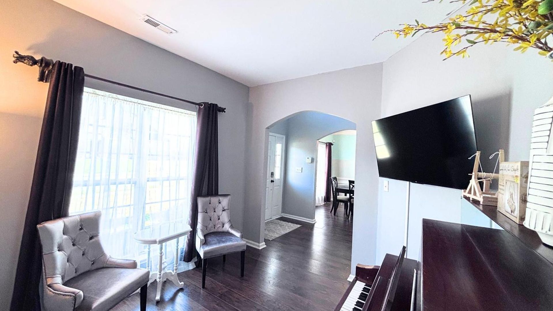 Spacious 4 Bdrm Fenced Yard With Garage *