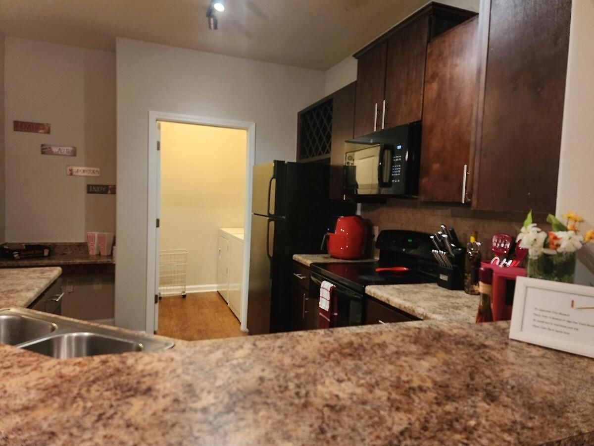 Apartment Movie Themed Family Get-a-way! Sleeps 7 Popcorn, Snacks, And Drinks, Included - Pools Are Still Open!