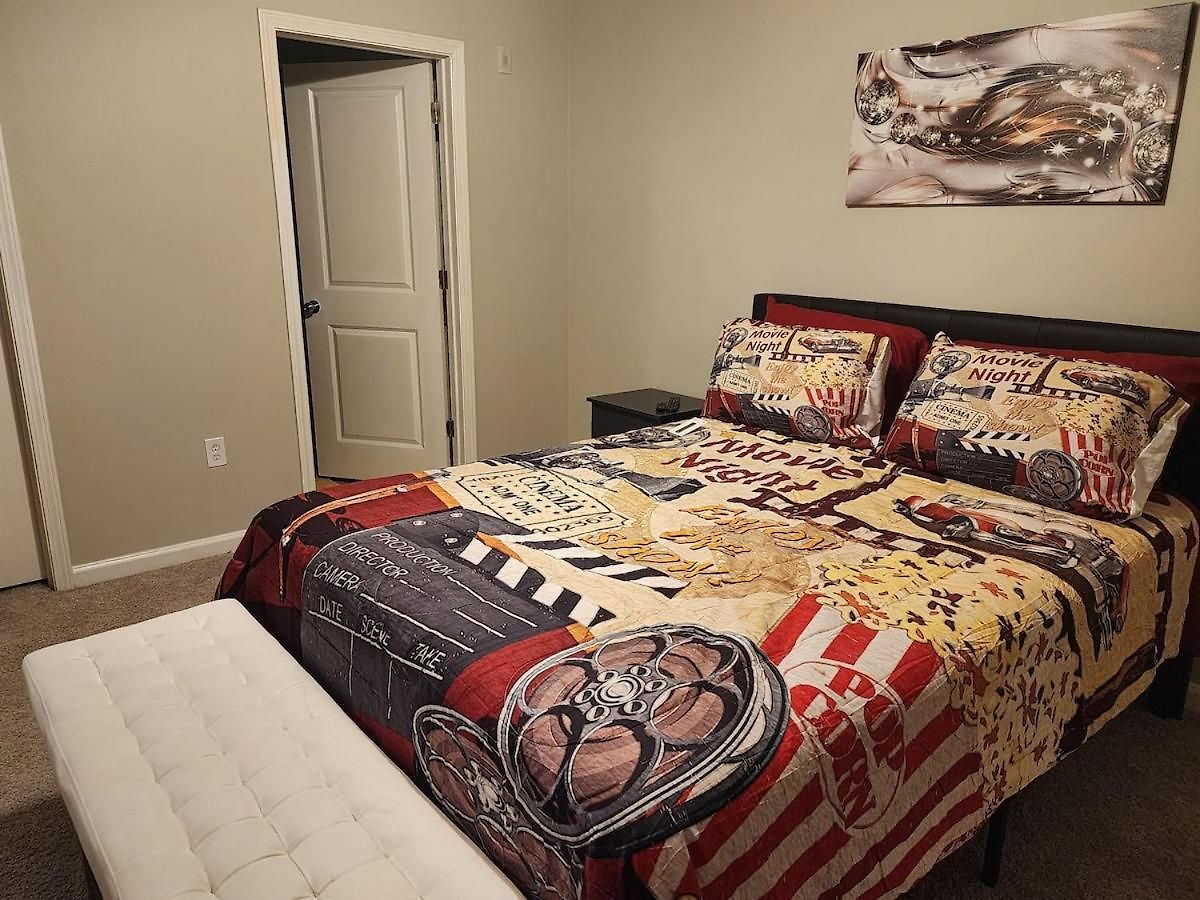 Movie Themed Family Get-a-way! Sleeps 7 Popcorn, Snacks, And Drinks, Included - Pools Are Still Open! Apartment *
