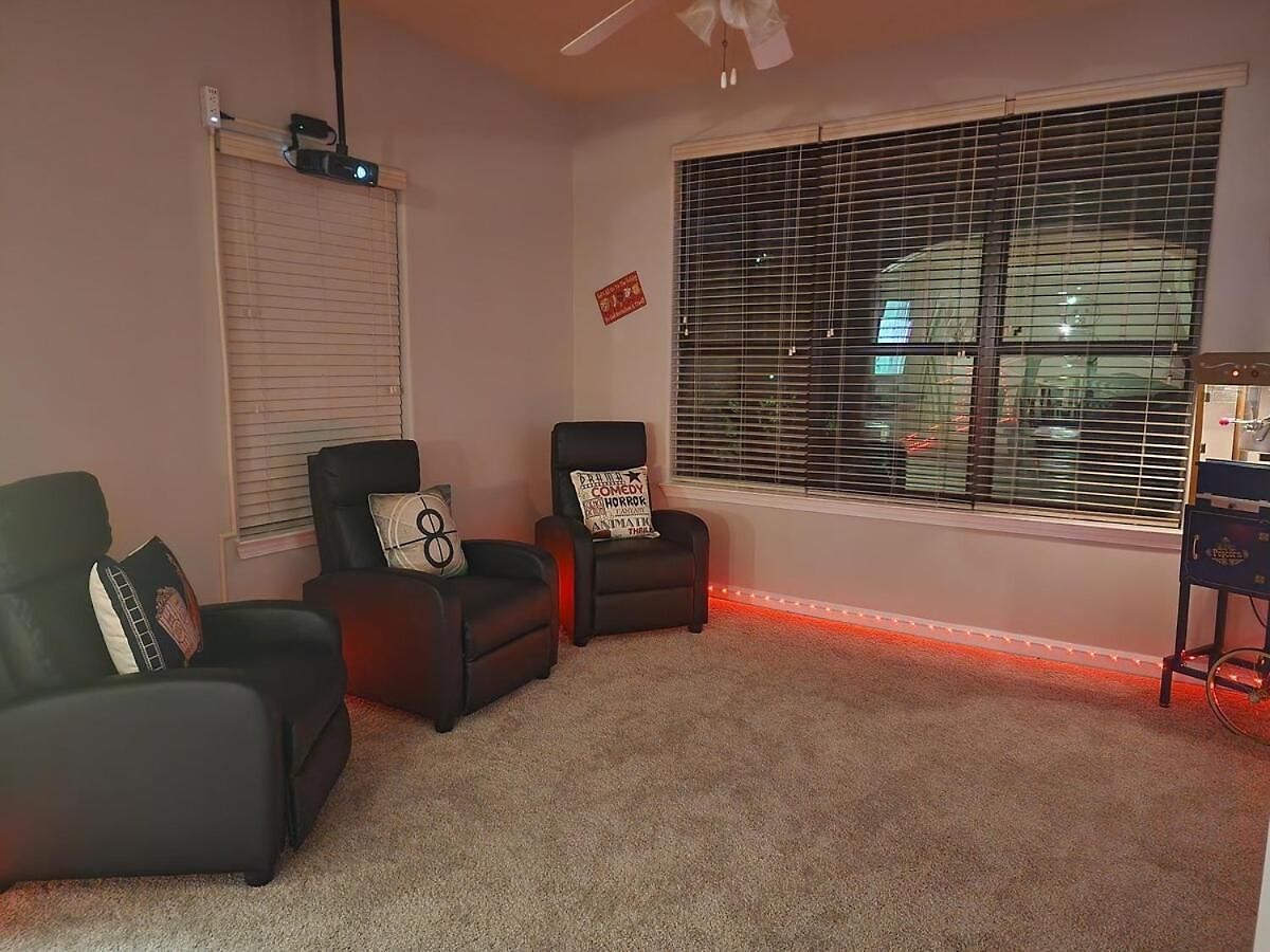 Apartment Movie Themed Family Get-a-way! Sleeps 7 Popcorn, Snacks, And Drinks, Included - Pools Are Still Open! Charlotte