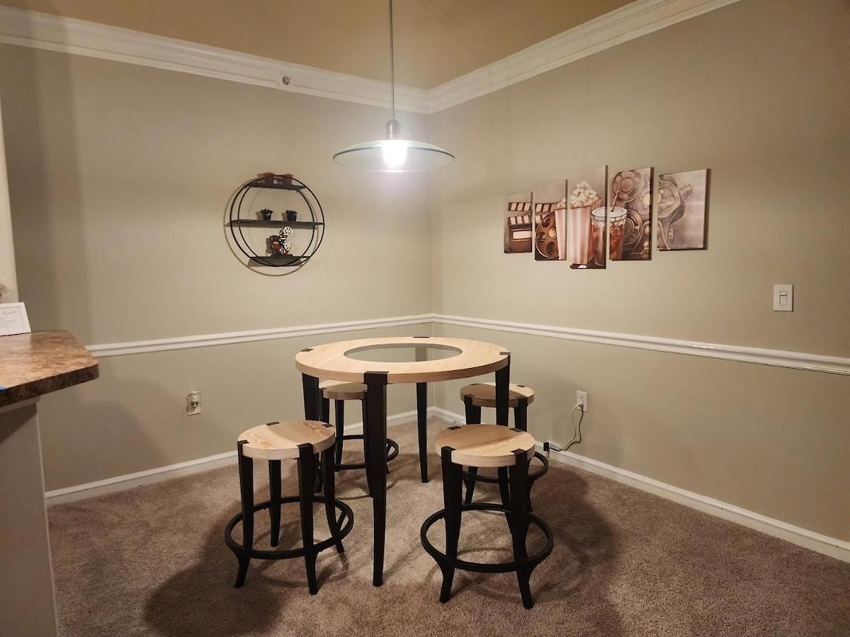 Movie Themed Family Get-a-way! Sleeps 7 Popcorn, Snacks, And Drinks, Included - Pools Are Still Open!