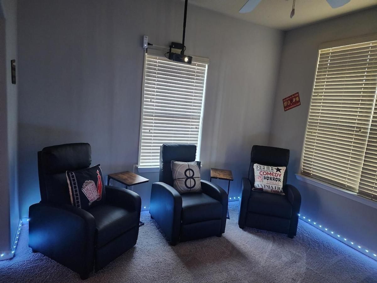 Movie Themed Family Get-a-way! Sleeps 7 Popcorn, Snacks, And Drinks, Included - Pools Are Still Open! Apartment