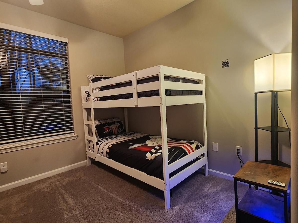 Movie Themed Family Get-a-way! Sleeps 7 Popcorn, Snacks, And Drinks, Included - Pools Are Still Open! Apartment *