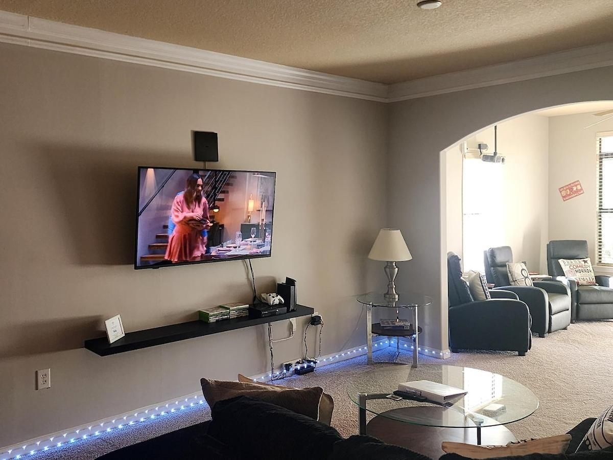 Movie Themed Family Get-a-way! Sleeps 7 Popcorn, Snacks, And Drinks, Included - Pools Are Still Open! Charlotte