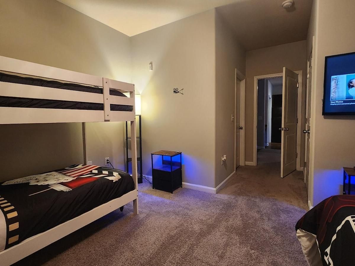 Movie Themed Family Get-a-way! Sleeps 7 Popcorn, Snacks, And Drinks, Included - Pools Are Still Open! Apartment Charlotte