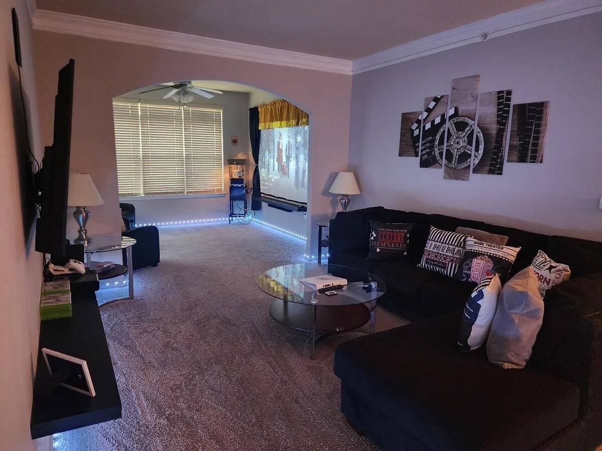 Apartment Movie Themed Family Get-a-way! Sleeps 7 Popcorn, Snacks, And Drinks, Included - Pools Are Still Open! Charlotte