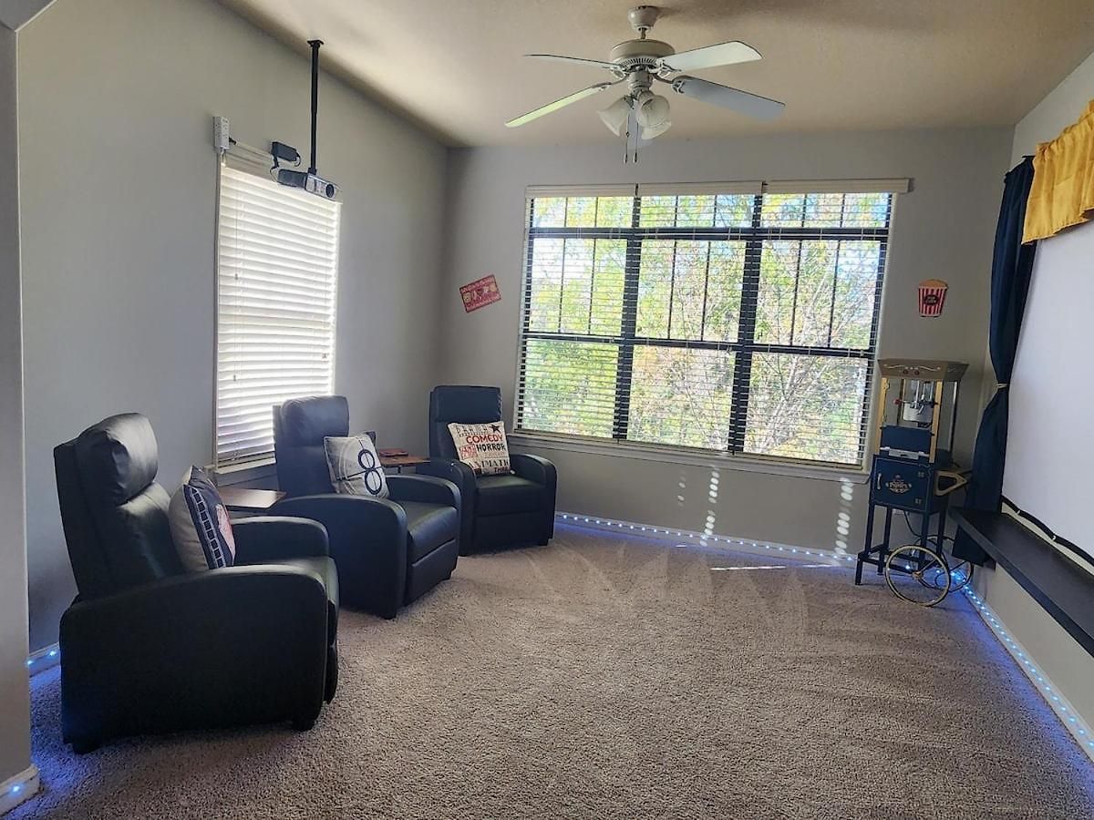 Movie Themed Family Get-a-way! Sleeps 7 Popcorn, Snacks, And Drinks, Included - Pools Are Still Open! Apartment