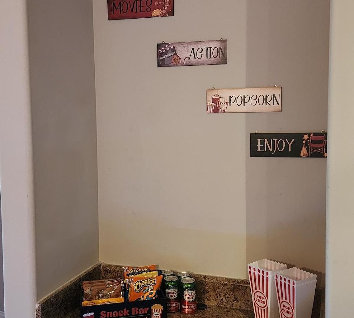 Movie Themed Family Get-a-way! Sleeps 7 Popcorn, Snacks, And Drinks, Included - Pools Are Still Open! Apartment *