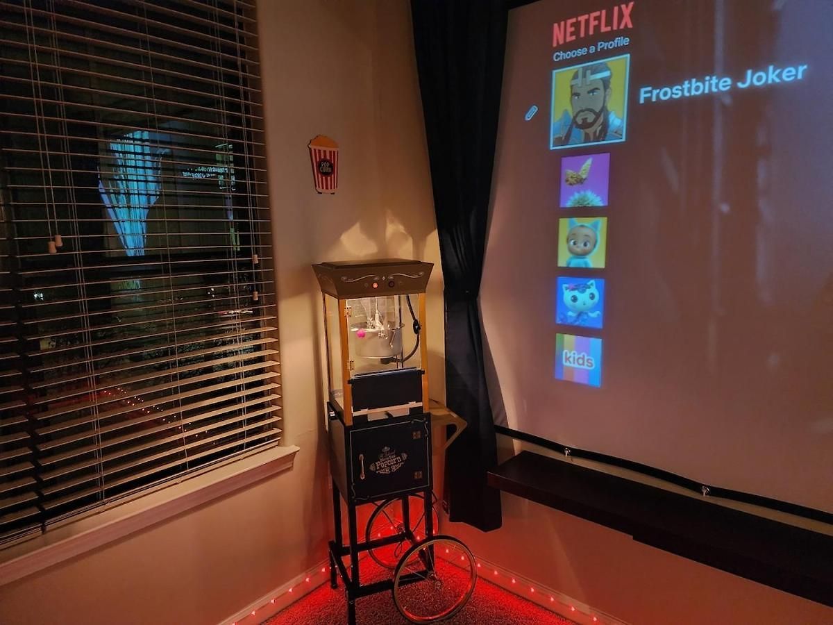 Movie Themed Family Get-a-way! Sleeps 7 Popcorn, Snacks, And Drinks, Included - Pools Are Still Open! * Charlotte