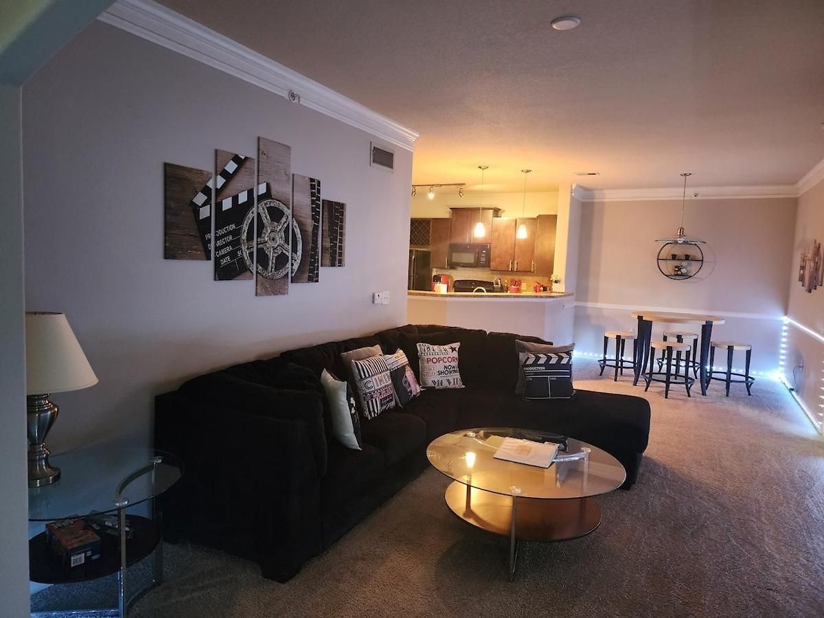Movie Themed Family Get-a-way! Sleeps 7 Popcorn, Snacks, And Drinks, Included - Pools Are Still Open! Apartment