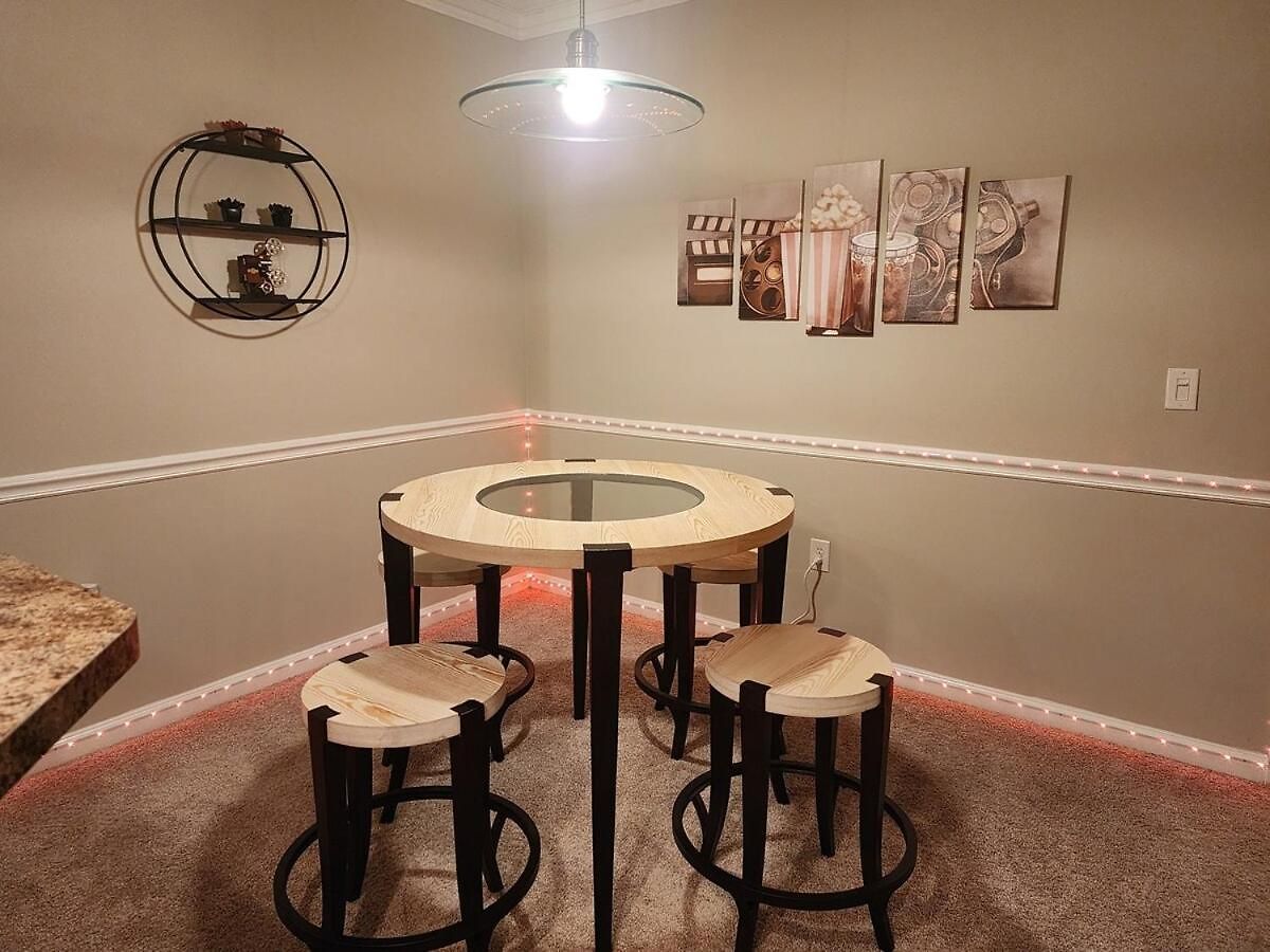 Apartment Movie Themed Family Get-a-way! Sleeps 7 Popcorn, Snacks, And Drinks, Included - Pools Are Still Open!