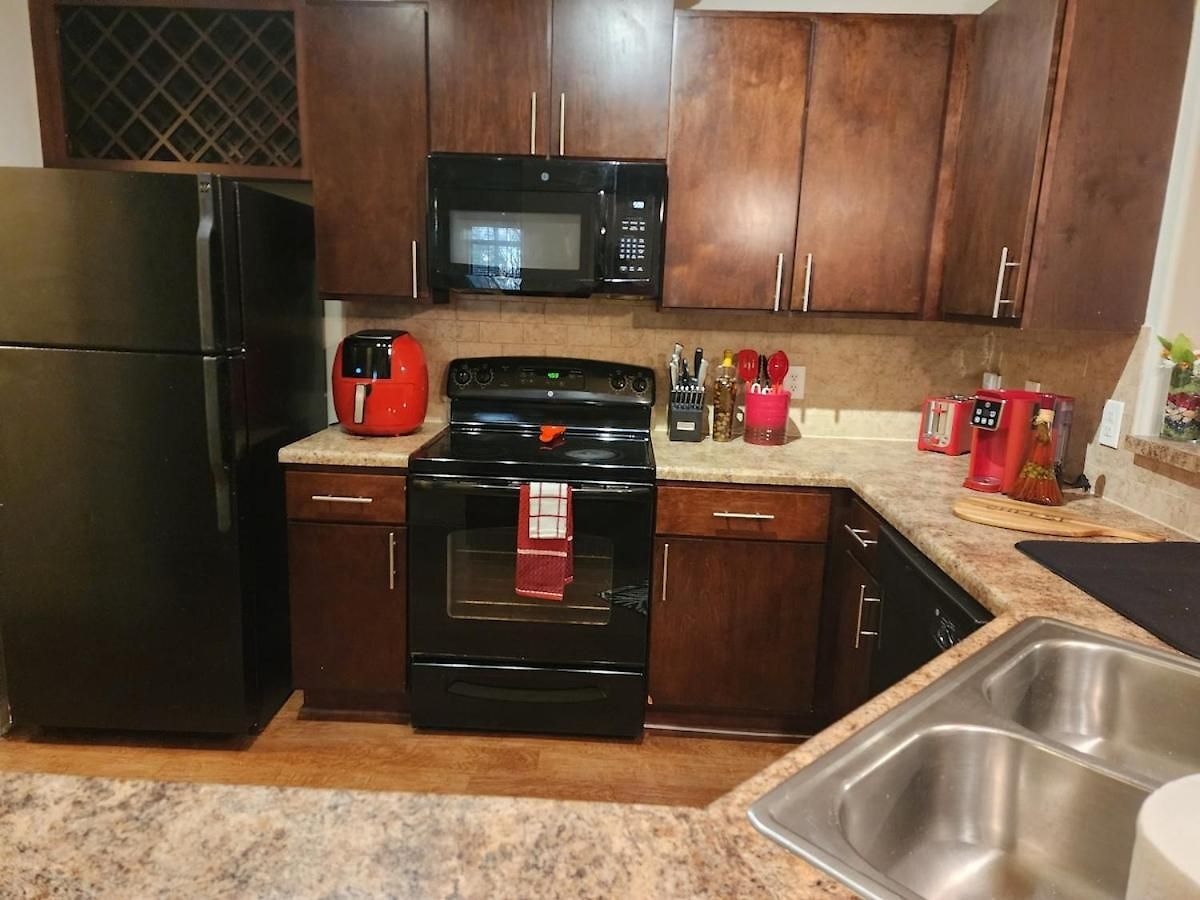 Movie Themed Family Get-a-way! Sleeps 7 Popcorn, Snacks, And Drinks, Included - Pools Are Still Open! Apartment *