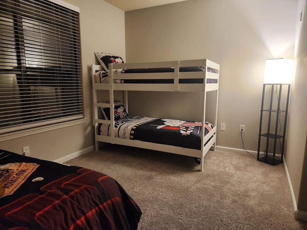 Movie Themed Family Get-a-way! Sleeps 7 Popcorn, Snacks, And Drinks, Included - Pools Are Still Open! Apartment Charlotte