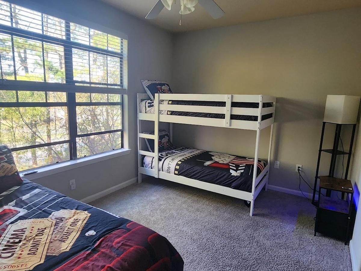 Apartment Movie Themed Family Get-a-way! Sleeps 7 Popcorn, Snacks, And Drinks, Included - Pools Are Still Open! Charlotte