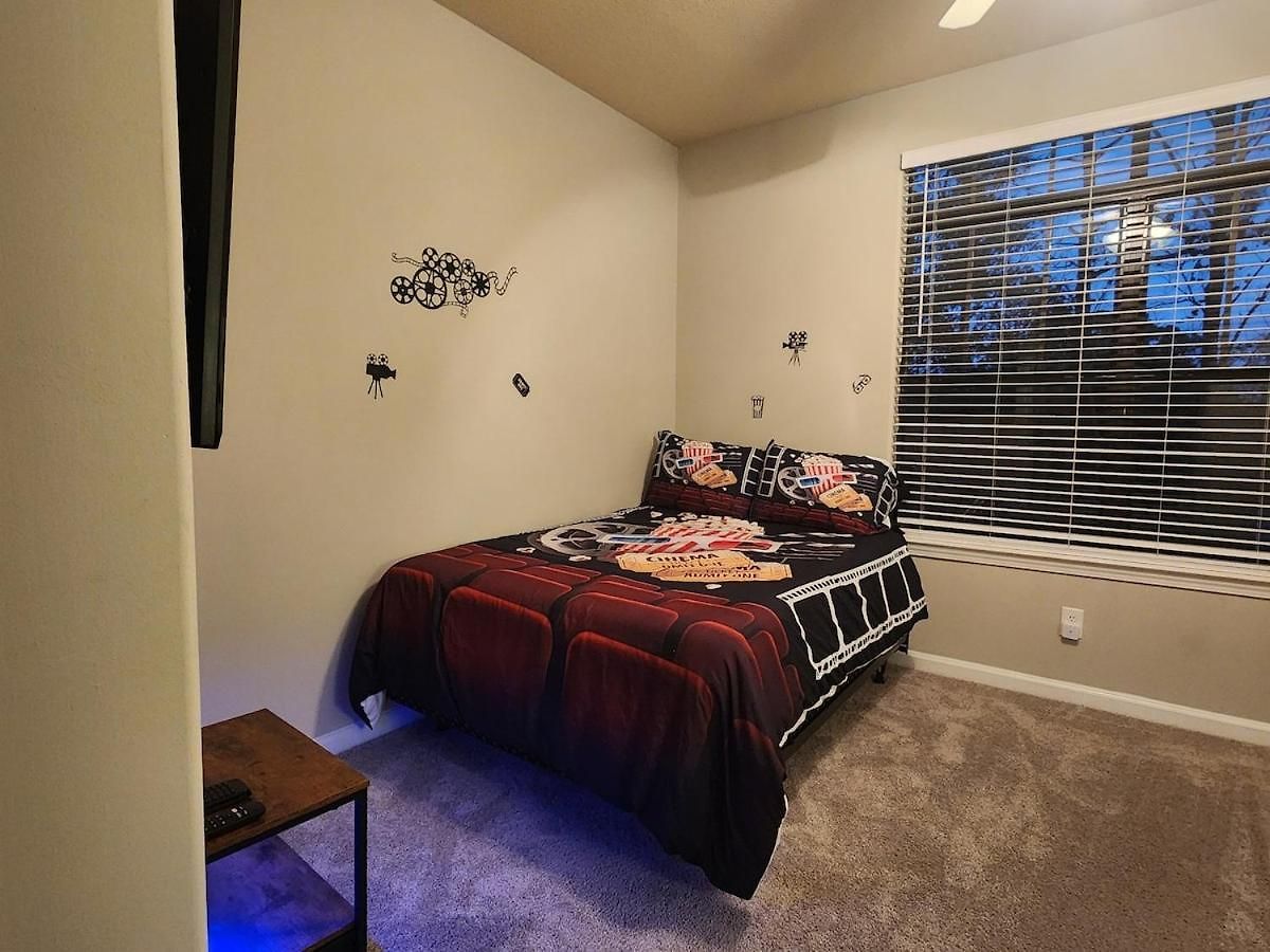 Movie Themed Family Get-a-way! Sleeps 7 Popcorn, Snacks, And Drinks, Included - Pools Are Still Open! *