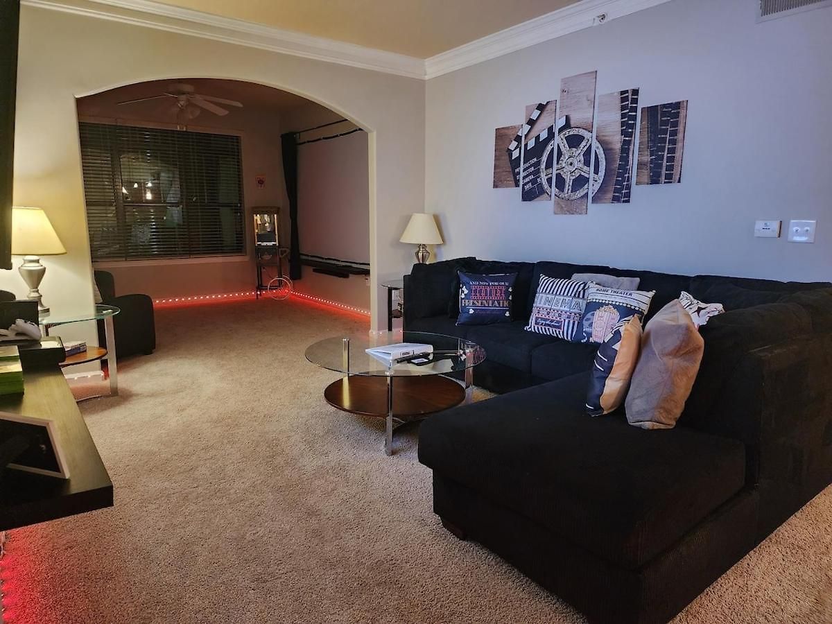 Movie Themed Family Get-a-way! Sleeps 7 Popcorn, Snacks, And Drinks, Included - Pools Are Still Open!