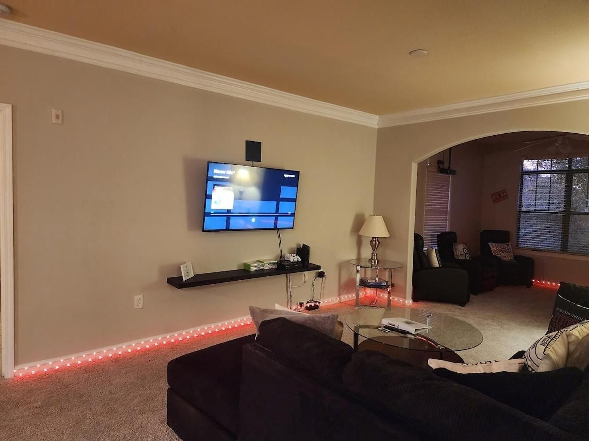 Movie Themed Family Get-a-way! Sleeps 7 Popcorn, Snacks, And Drinks, Included - Pools Are Still Open! Apartment Charlotte