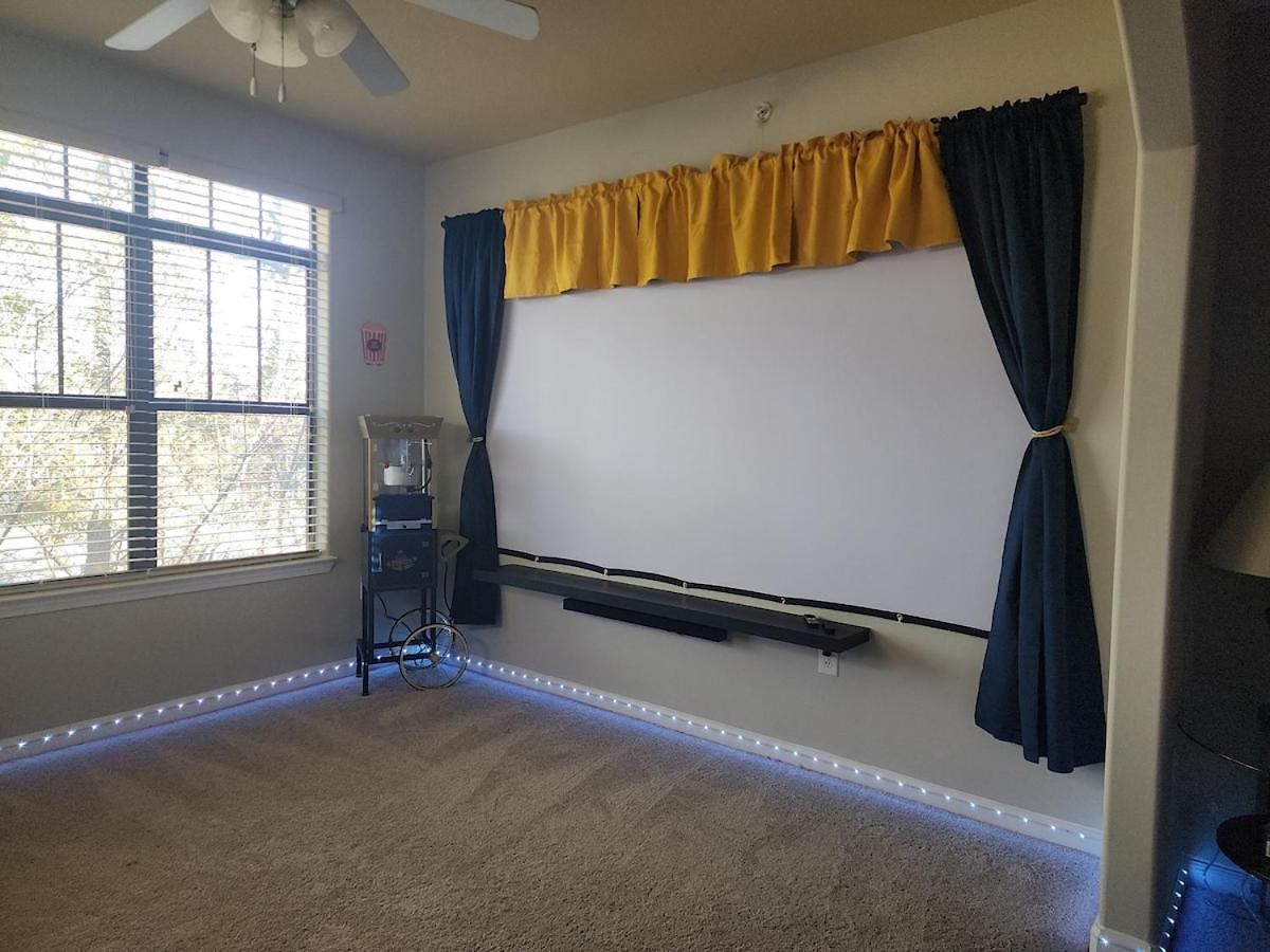 Apartment Movie Themed Family Get-a-way! Sleeps 7 Popcorn, Snacks, And Drinks, Included - Pools Are Still Open! Charlotte