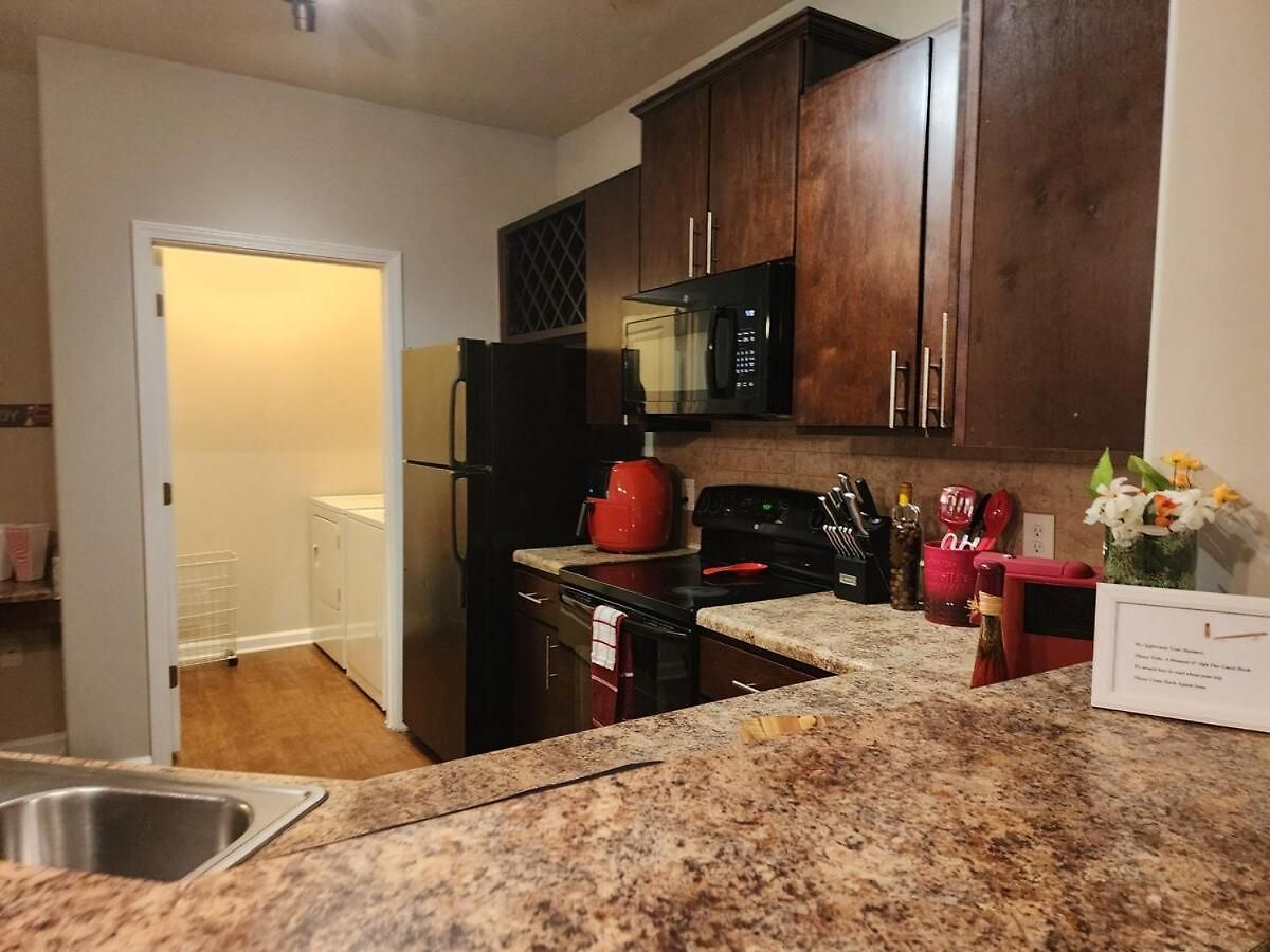 Movie Themed Family Get-a-way! Sleeps 7 Popcorn, Snacks, And Drinks, Included - Pools Are Still Open! *