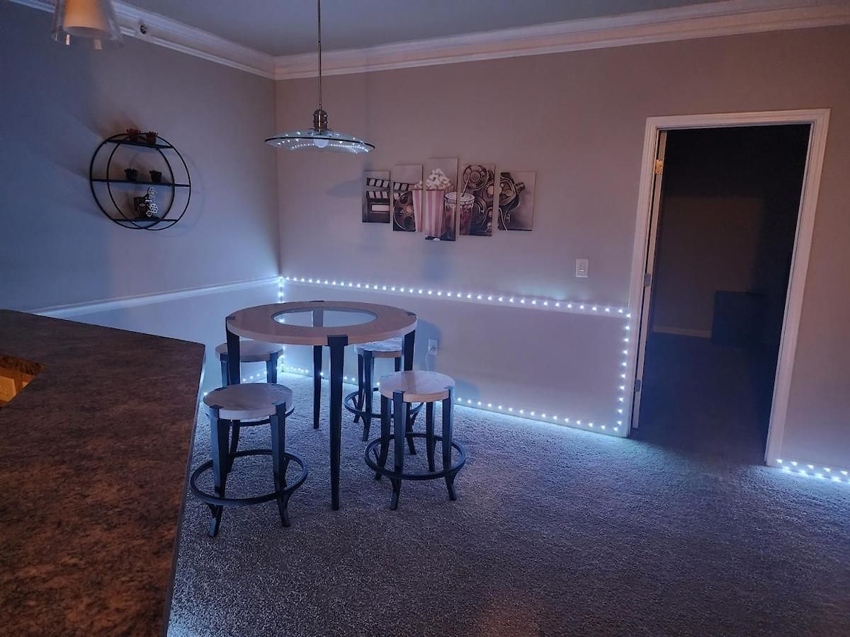 Movie Themed Family Get-a-way! Sleeps 7 Popcorn, Snacks, And Drinks, Included - Pools Are Still Open! * Charlotte
