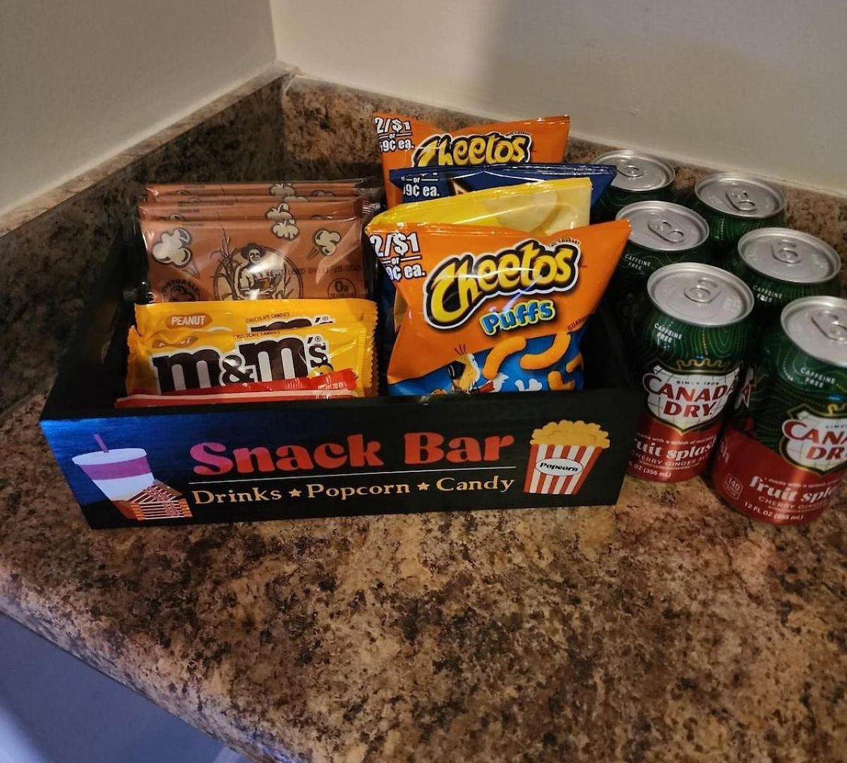 Apartment Movie Themed Family Get-a-way! Sleeps 7 Popcorn, Snacks, And Drinks, Included - Pools Are Still Open!