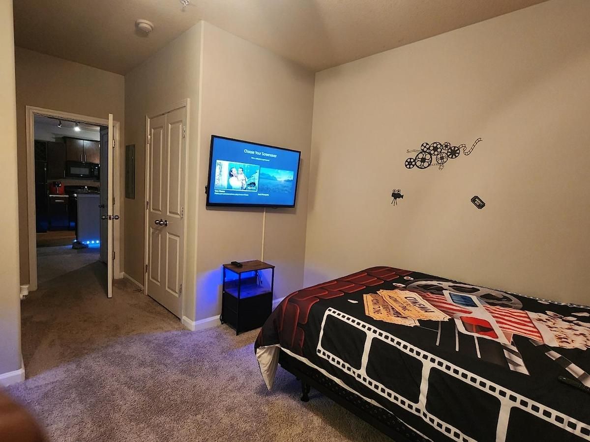 Apartment Movie Themed Family Get-a-way! Sleeps 7 Popcorn, Snacks, And Drinks, Included - Pools Are Still Open! *