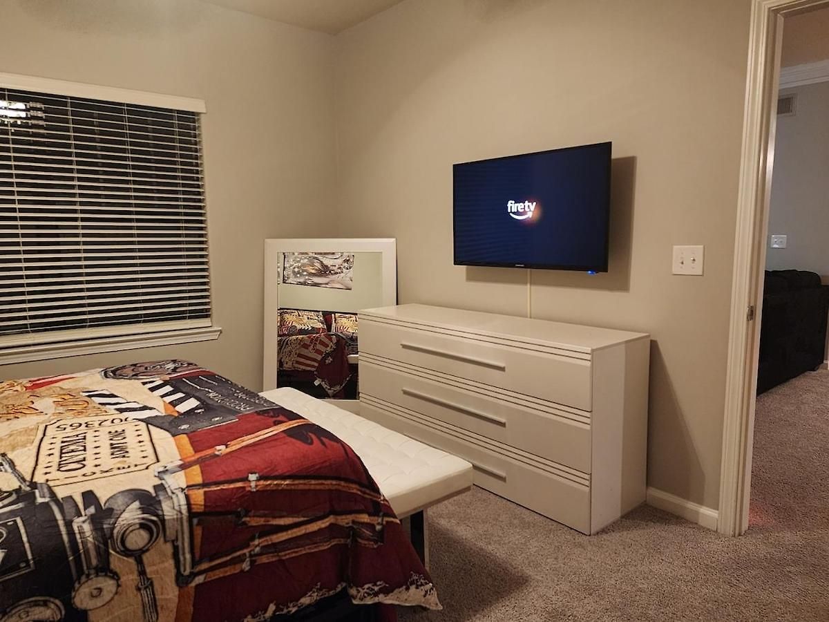 Apartment Movie Themed Family Get-a-way! Sleeps 7 Popcorn, Snacks, And Drinks, Included - Pools Are Still Open! Charlotte