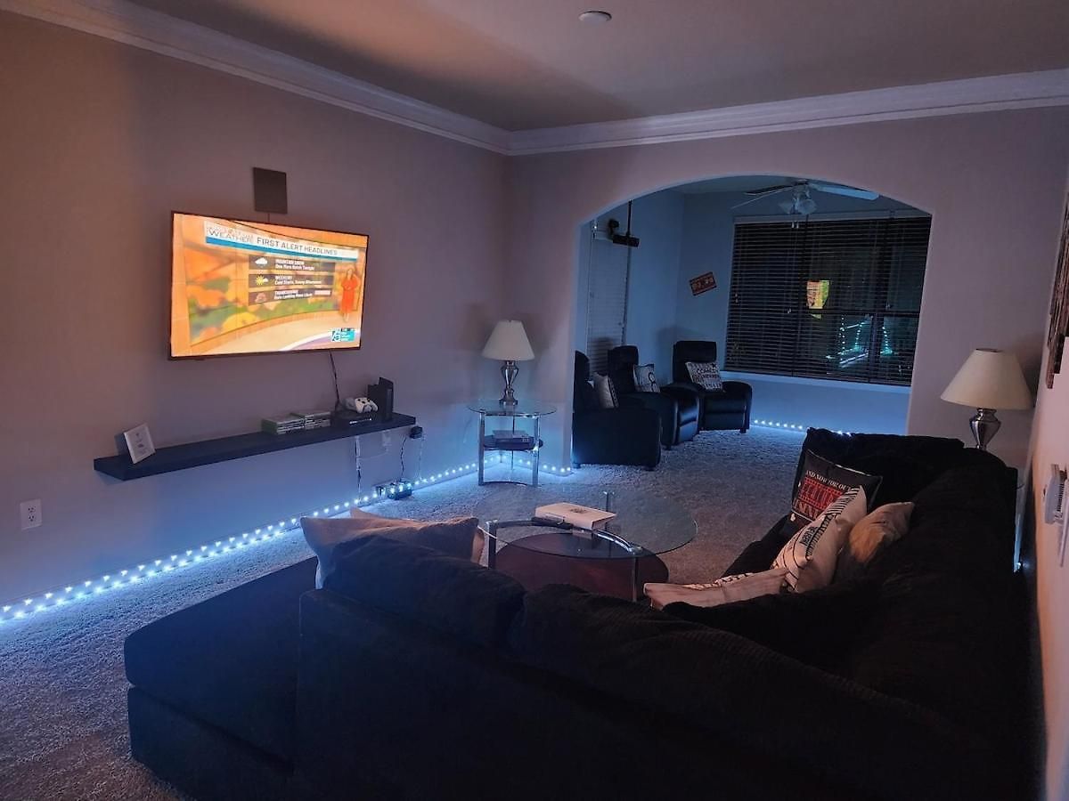 Movie Themed Family Get-a-way! Sleeps 7 Popcorn, Snacks, And Drinks, Included - Pools Are Still Open! *