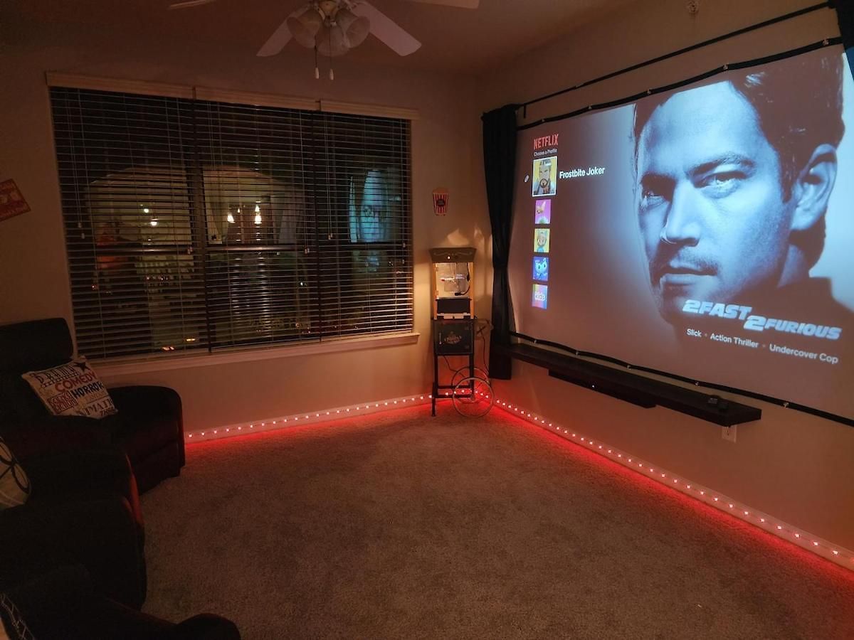 Movie Themed Family Get-a-way! Sleeps 7 Popcorn, Snacks, And Drinks, Included - Pools Are Still Open!