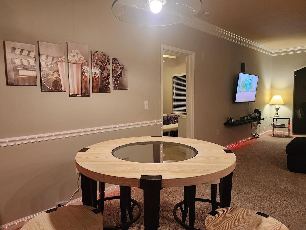 Movie Themed Family Get-a-way! Sleeps 7 Popcorn, Snacks, And Drinks, Included - Pools Are Still Open! Apartment *