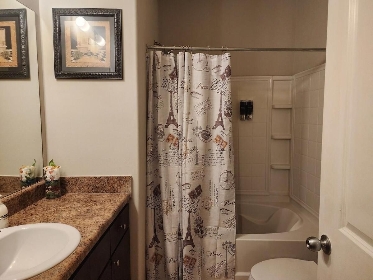 Movie Themed Family Get-a-way! Sleeps 7 Popcorn, Snacks, And Drinks, Included - Pools Are Still Open! Apartment Charlotte