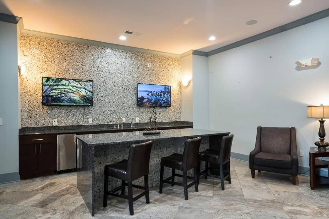 Movie Themed Family Get-a-way! Sleeps 7 Popcorn, Snacks, And Drinks, Included - Pools Are Still Open! *