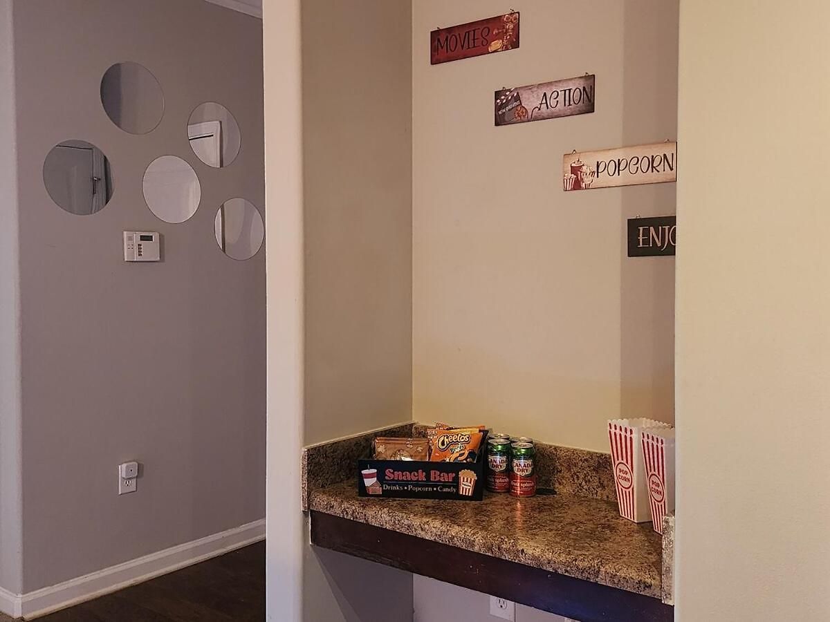 Movie Themed Family Get-a-way! Sleeps 7 Popcorn, Snacks, And Drinks, Included - Pools Are Still Open!