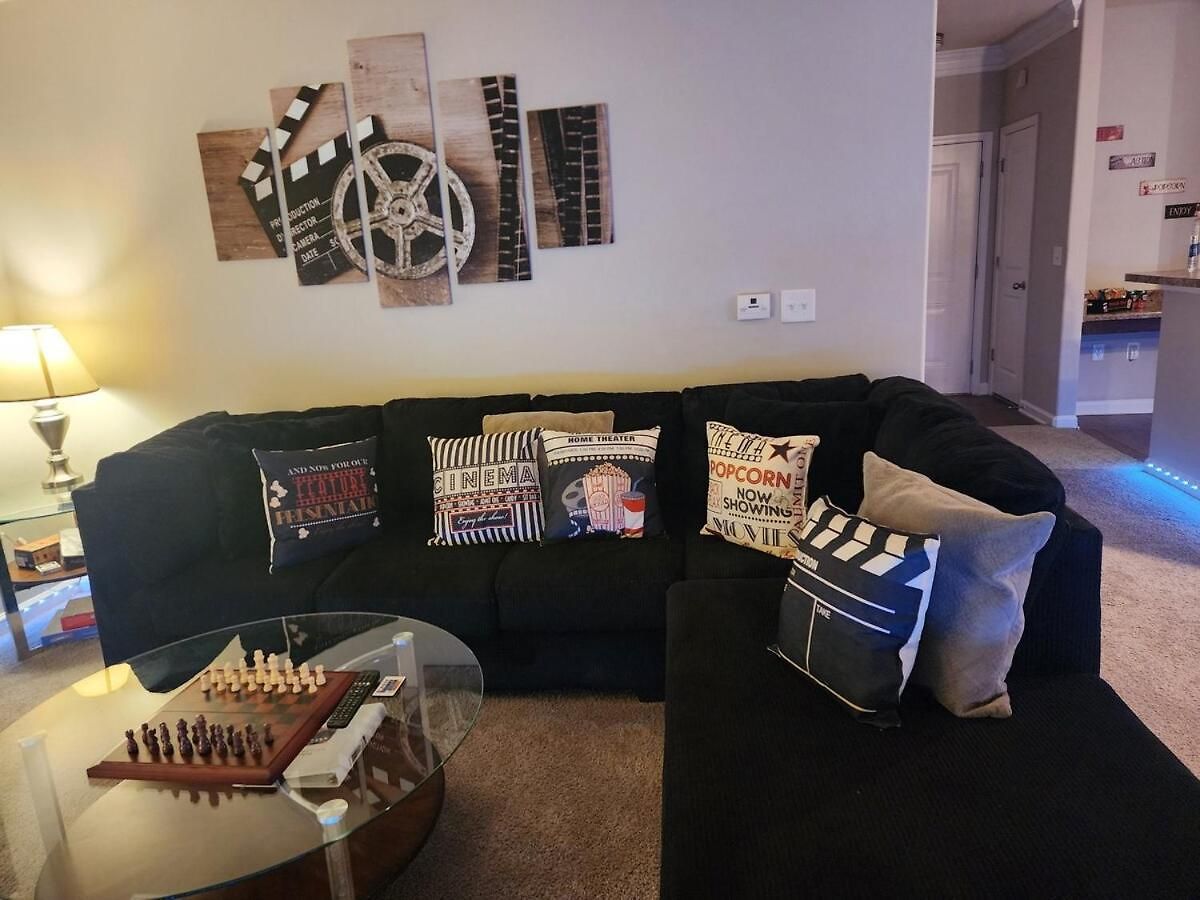 Movie Themed Family Get-a-way! Sleeps 7 Popcorn, Snacks, And Drinks, Included - Pools Are Still Open! Apartment