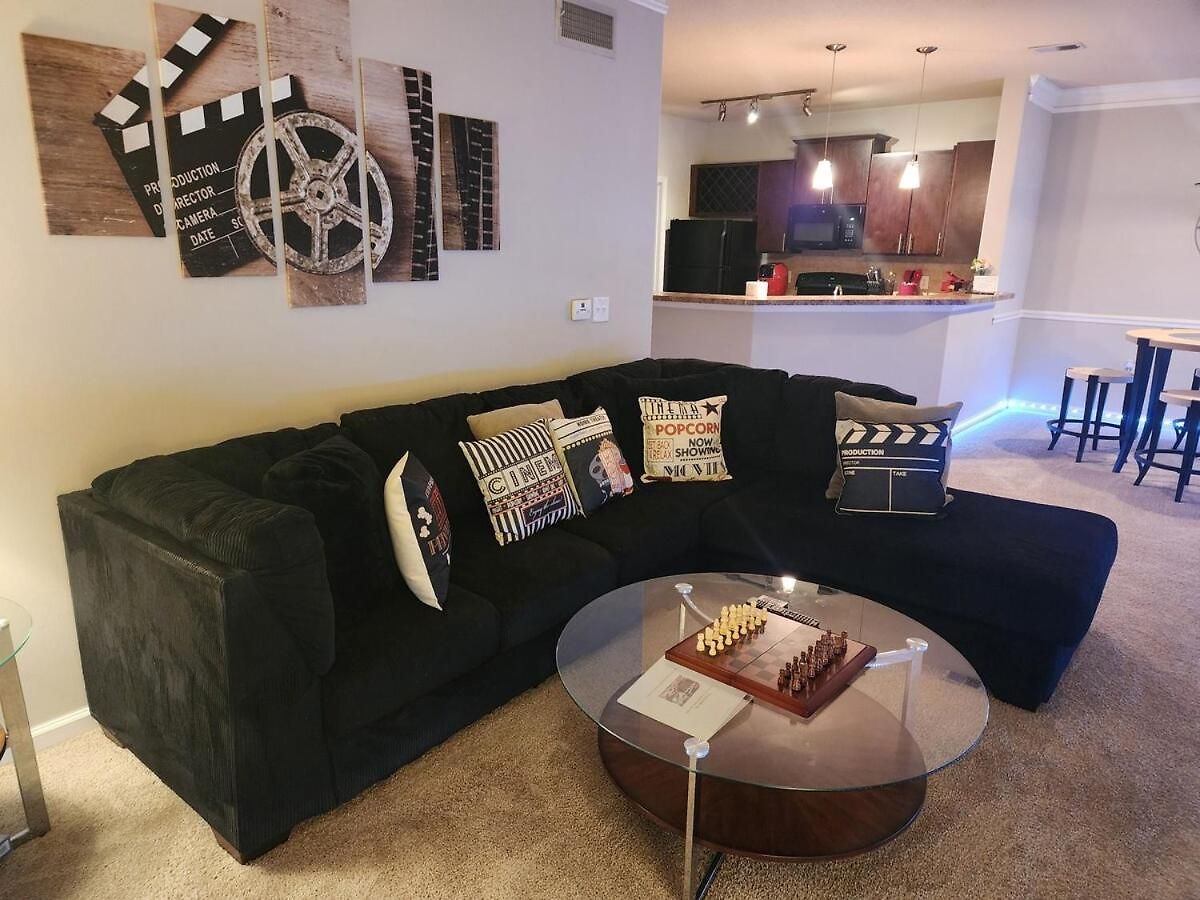 Apartment Movie Themed Family Get-a-way! Sleeps 7 Popcorn, Snacks, And Drinks, Included - Pools Are Still Open! Charlotte