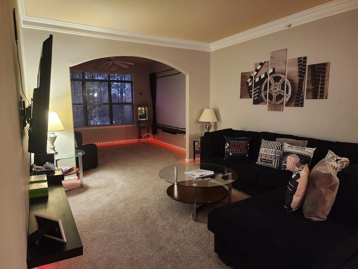 Movie Themed Family Get-a-way! Sleeps 7 Popcorn, Snacks, And Drinks, Included - Pools Are Still Open! *