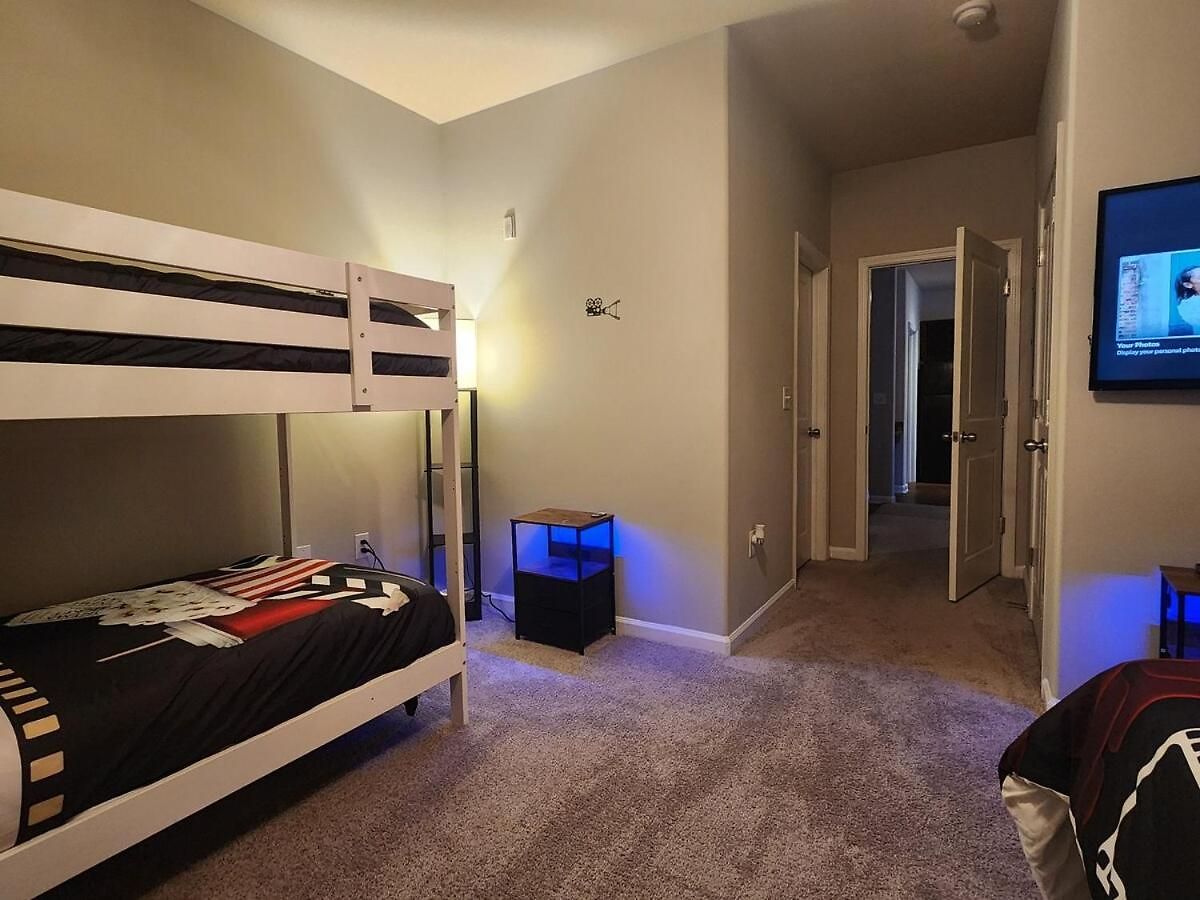 Movie Themed Family Get-a-way! Sleeps 7 Popcorn, Snacks, And Drinks, Included - Pools Are Still Open! Apartment