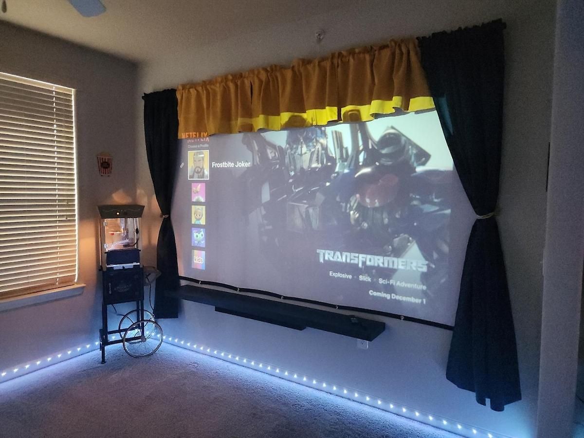 Apartment Movie Themed Family Get-a-way! Sleeps 7 Popcorn, Snacks, And Drinks, Included - Pools Are Still Open!