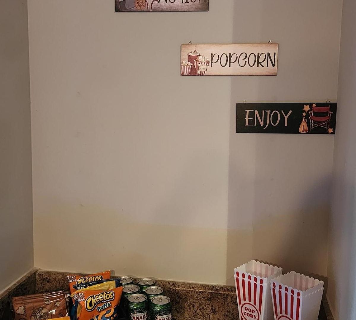 Movie Themed Family Get-a-way! Sleeps 7 Popcorn, Snacks, And Drinks, Included - Pools Are Still Open! Apartment *