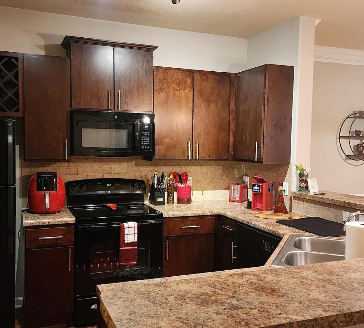 Apartment Movie Themed Family Get-a-way! Sleeps 7 Popcorn, Snacks, And Drinks, Included - Pools Are Still Open! *