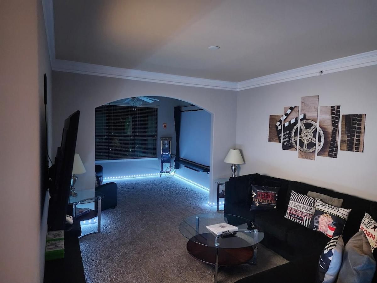Movie Themed Family Get-a-way! Sleeps 7 Popcorn, Snacks, And Drinks, Included - Pools Are Still Open!