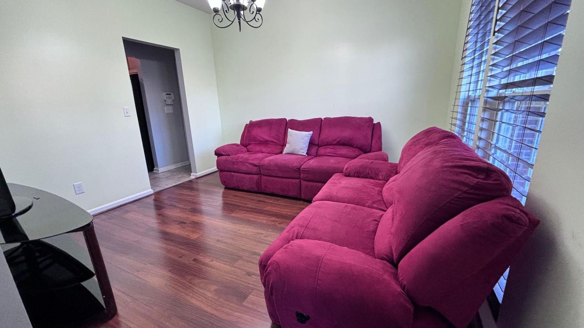 Amazing 4 Bdrm W Garage In Villa *