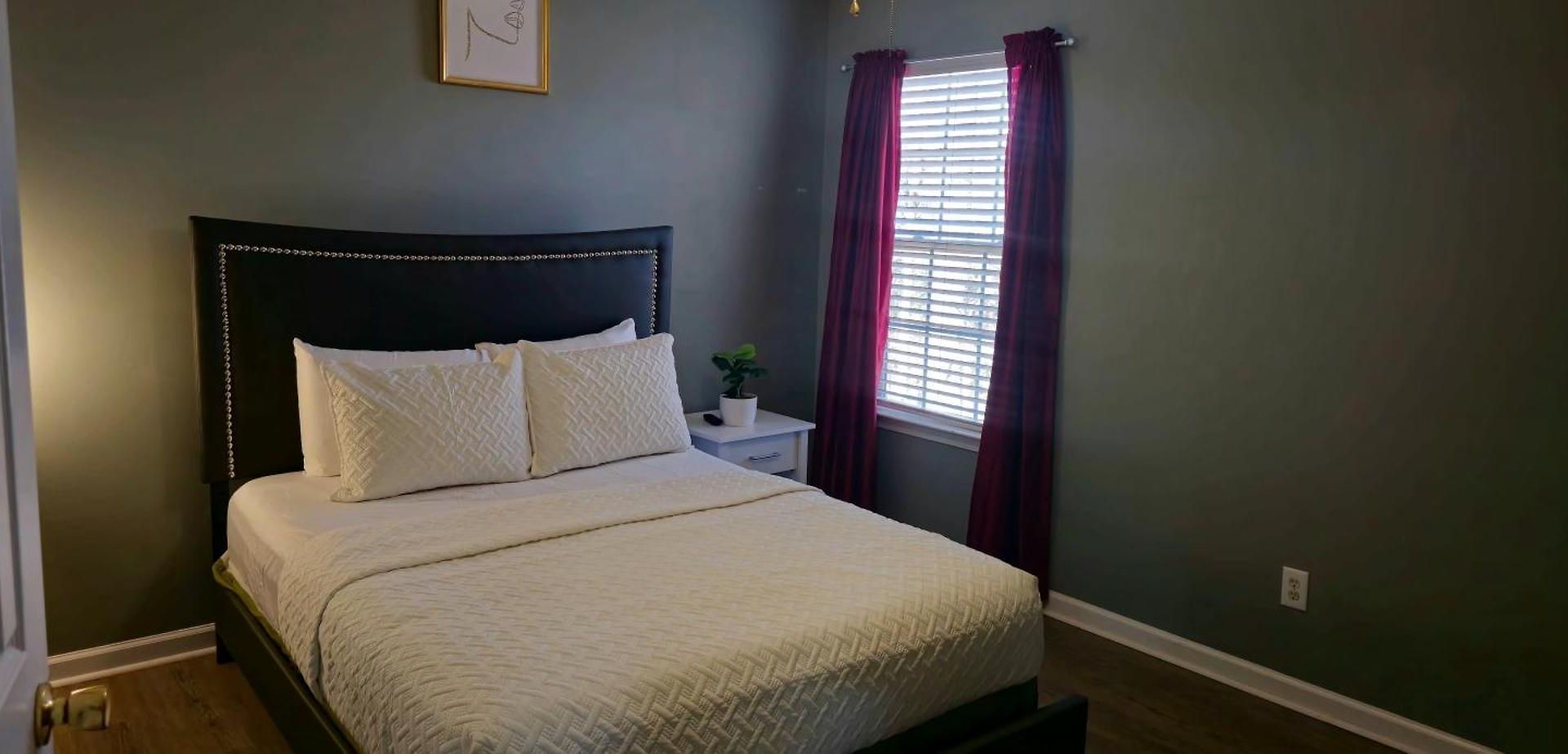 Single Rm Or Entire Near Uptown