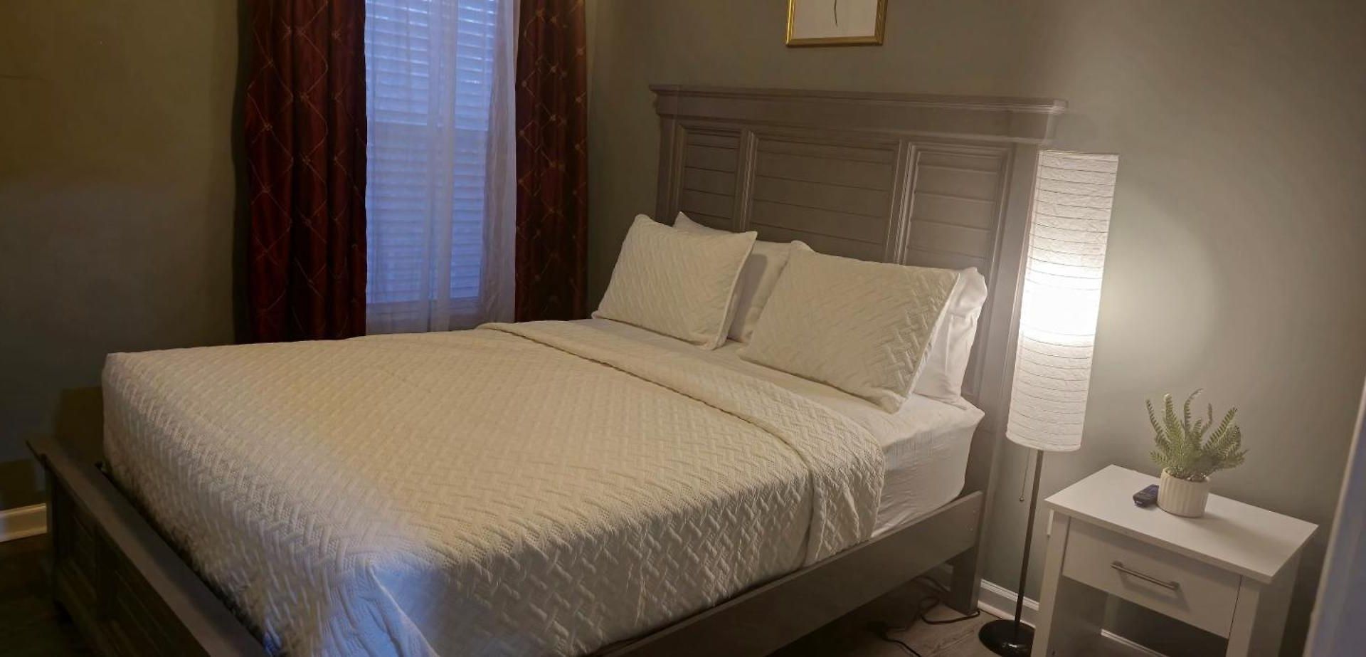 Single Rm Or Entire Near Uptown *