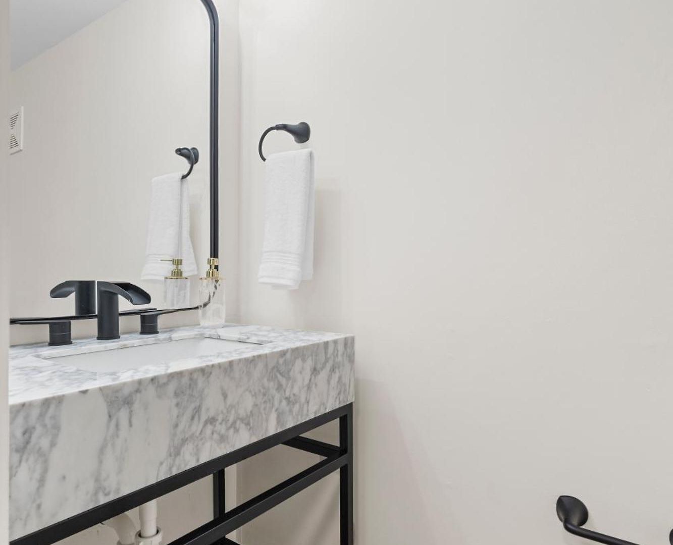 Modern 4 Bed In Quail Hollow Holiday home Charlotte