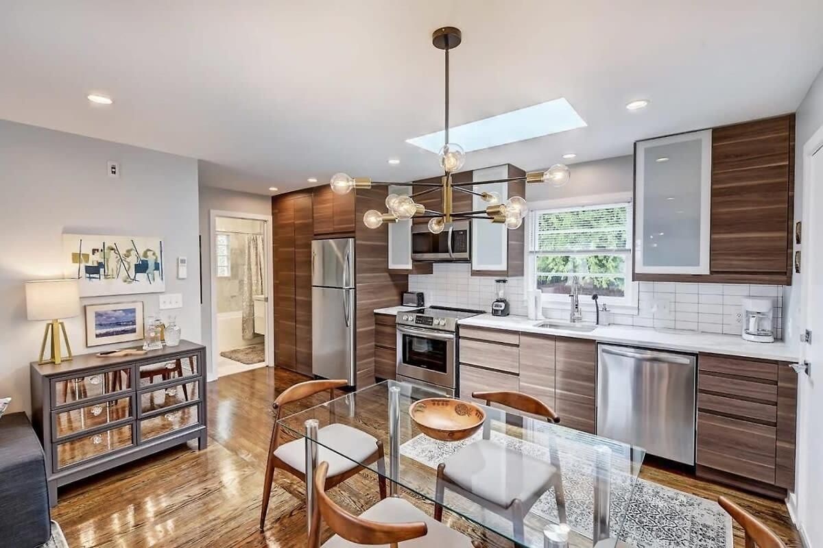 Relax And Recharge In Myers Park Holiday home